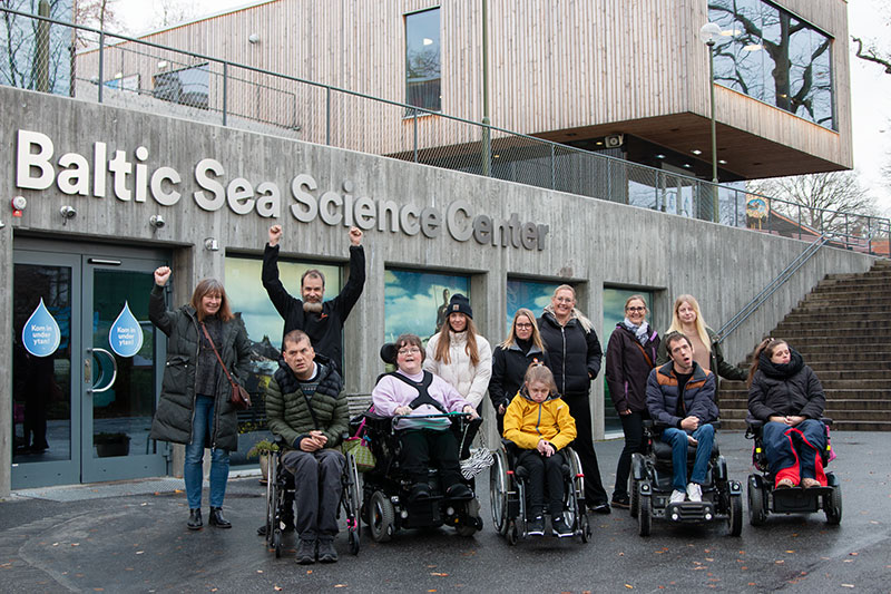 Våra kunder och assistenter utanför Baltic Sea Science Center på Skansen i Stockholm