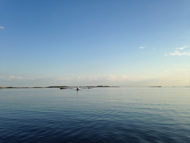 Bild över Hönö en fin sommardag med spegelblankt hav.