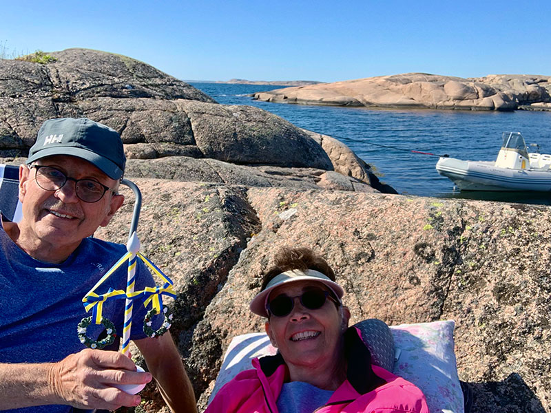 Marie och Sven-Erik med midsommarstång på öde ö