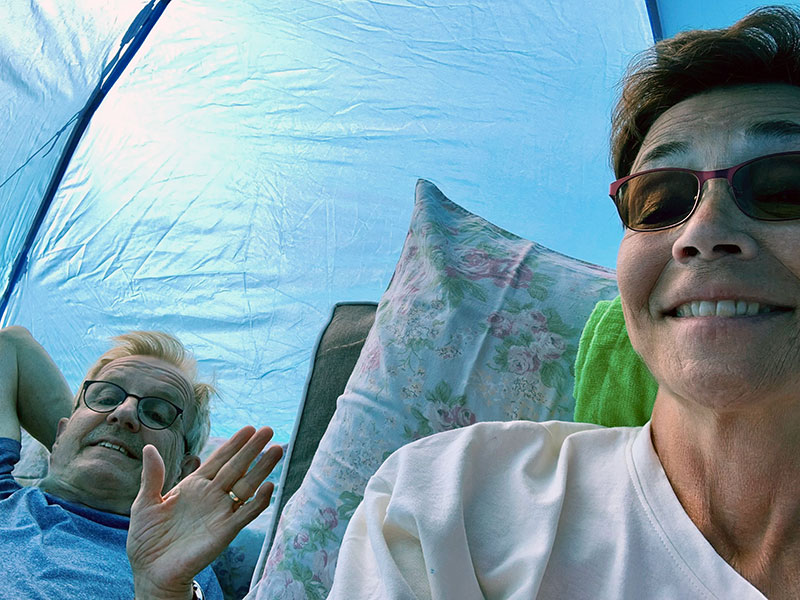 Marie och Sven-Erik glada i tältet