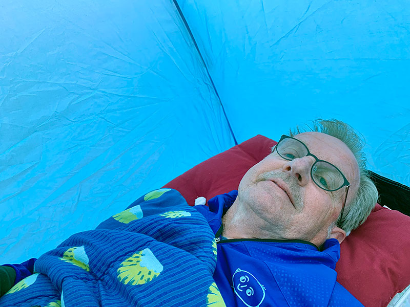 Sven-Erik nedstoppad i sin sovsäck i tältet