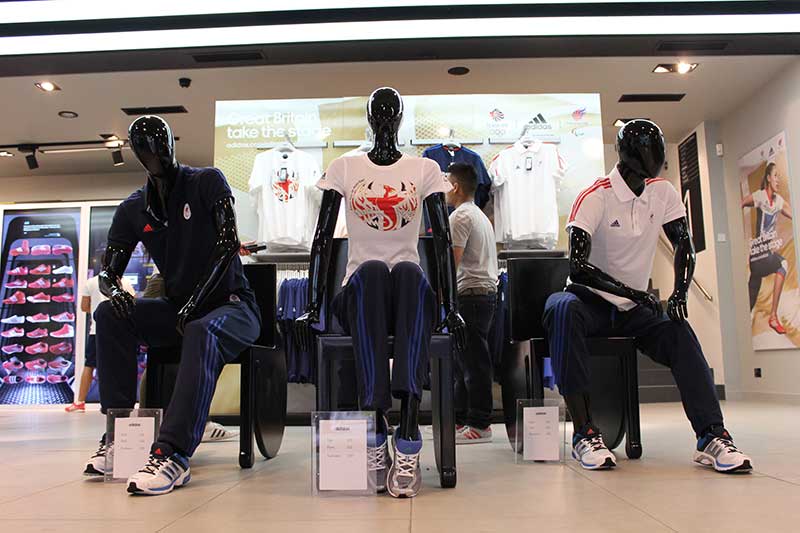 Foto: Mannequal. Mannequal i Adidas Skyltning i butiken på Oxford street i London.