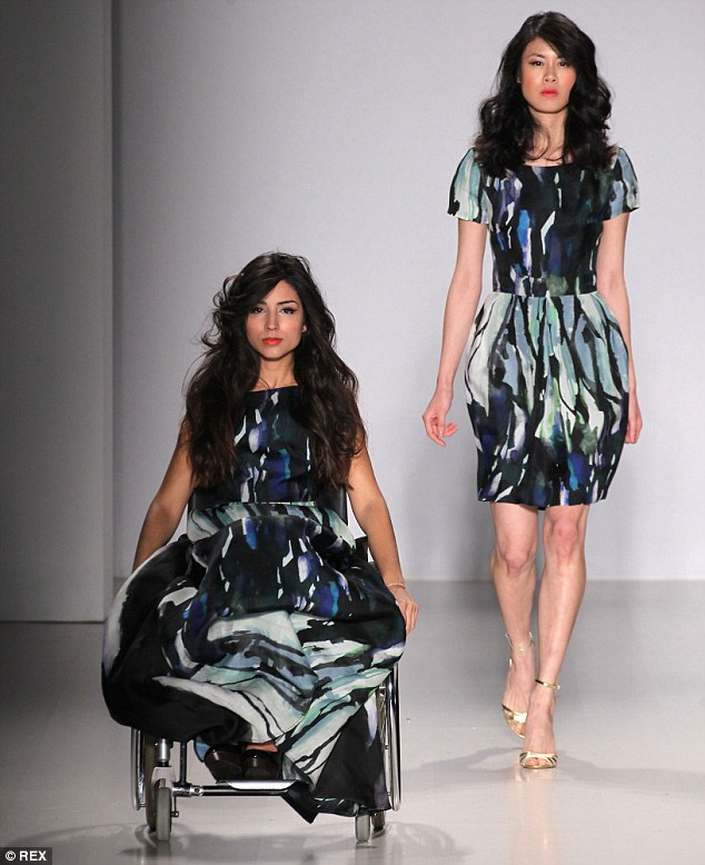 Syntolkning: En gående kvinna och en kvinna i rullstol i klädda klänningar i liknande mönster från FTL modas visning på mercedes Benz fashion week i New York. 