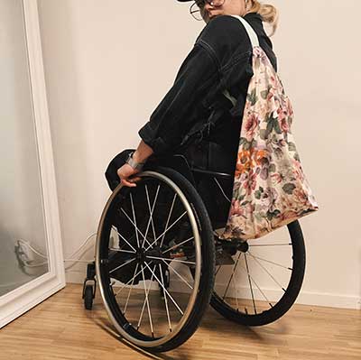 Tygväskan är lätt att bära som en ryggsäck som rullstolssittande