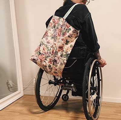 Tygväskan är lätt att bära som en ryggsäck som rullstolssittande.