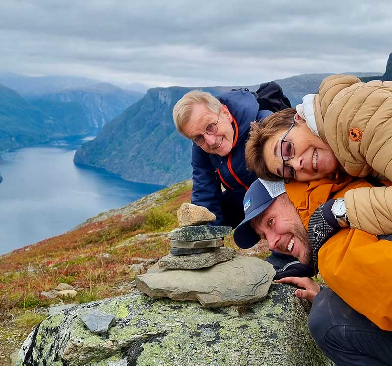 Marie, Sven-Erik och Alex vid utsikt över fjorden