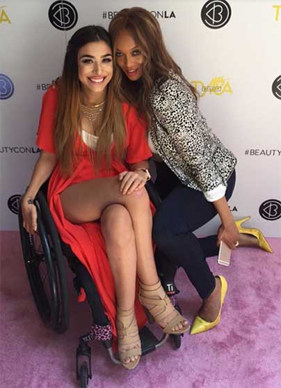 Bild: Instagram @uwalk_iglide. Steph tillsammans med Tyra Banks på skönhetsmässan BeautyCon i Las Vegas.