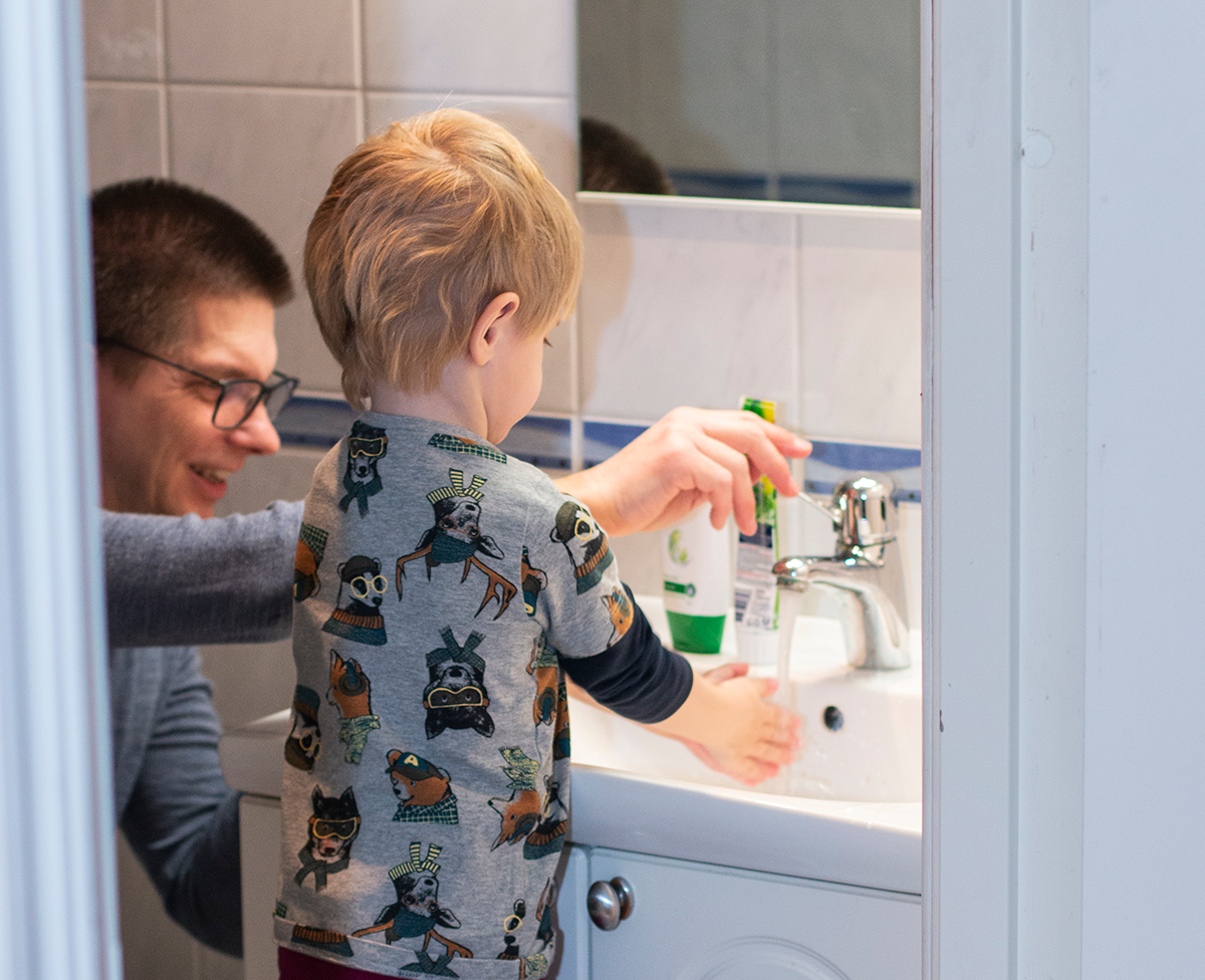 Anders Karlsson hjälper sin son på toaletten