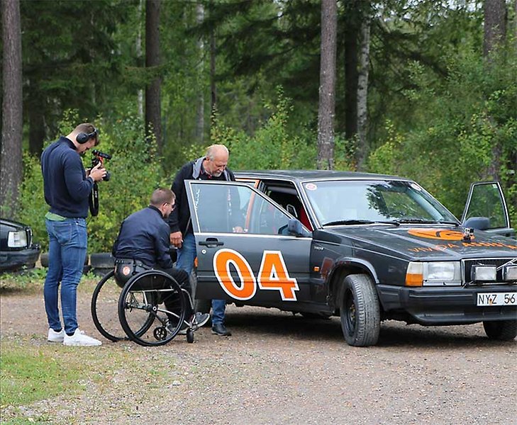 Anders Karlsson testar folkrace som funktionsnedsatt på KFMK i Kumla